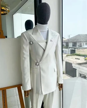 Modernus baltas naujo dizaino 2 dalių švarko kelnės vyriški kostiumai su diržo smailėjančiu atlapu Oficialus prom vestuvių jaunikis plius dydis pritaikytas