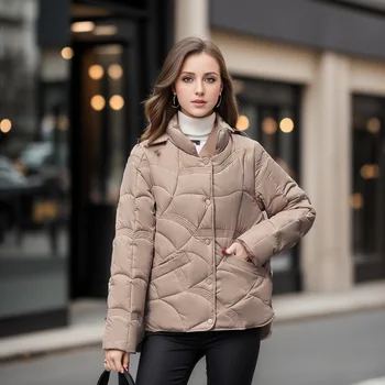 2023 Naujos žieminės moteriškos pūkinės striukės Mada Trumpos vientisos spalvos Paprastas retro laisvalaikio laisvas moteriškas stovas Colalr ultralengvas paltas